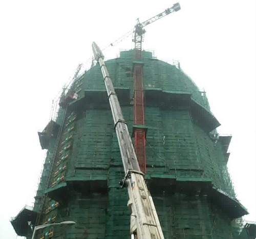 泉州市吊车在工地上作业